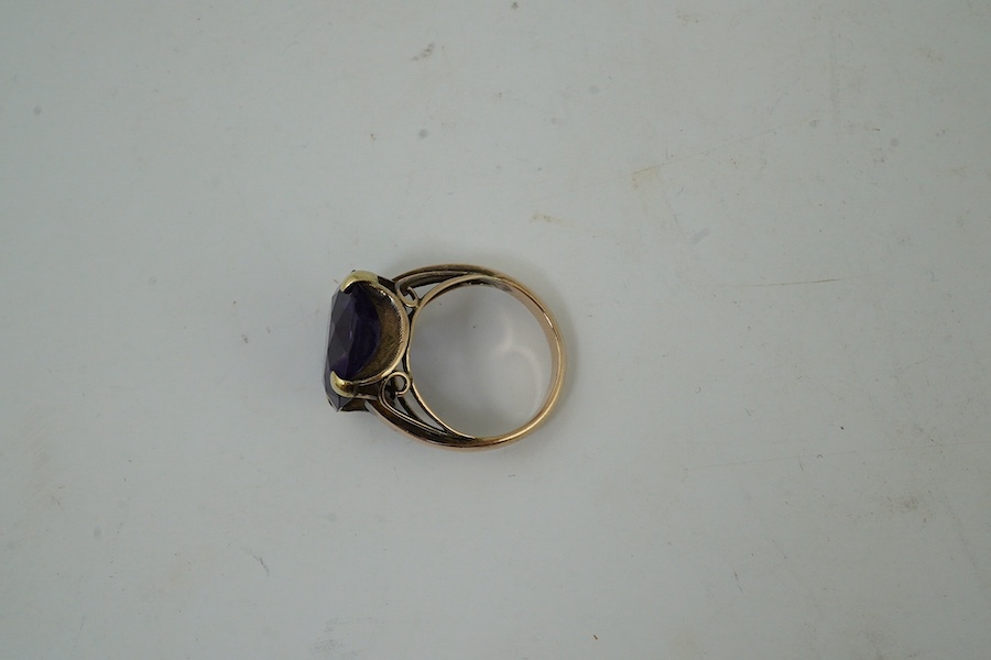 A 14k and single stone round cut synthetic colour change corundum, dress ring, size M, gross weight 7.5 grams. Condition - fair (loose in setting)